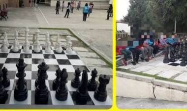 Okul Bahçesinde Satranç